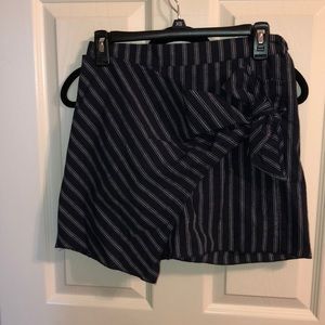Navy and white skort size small
